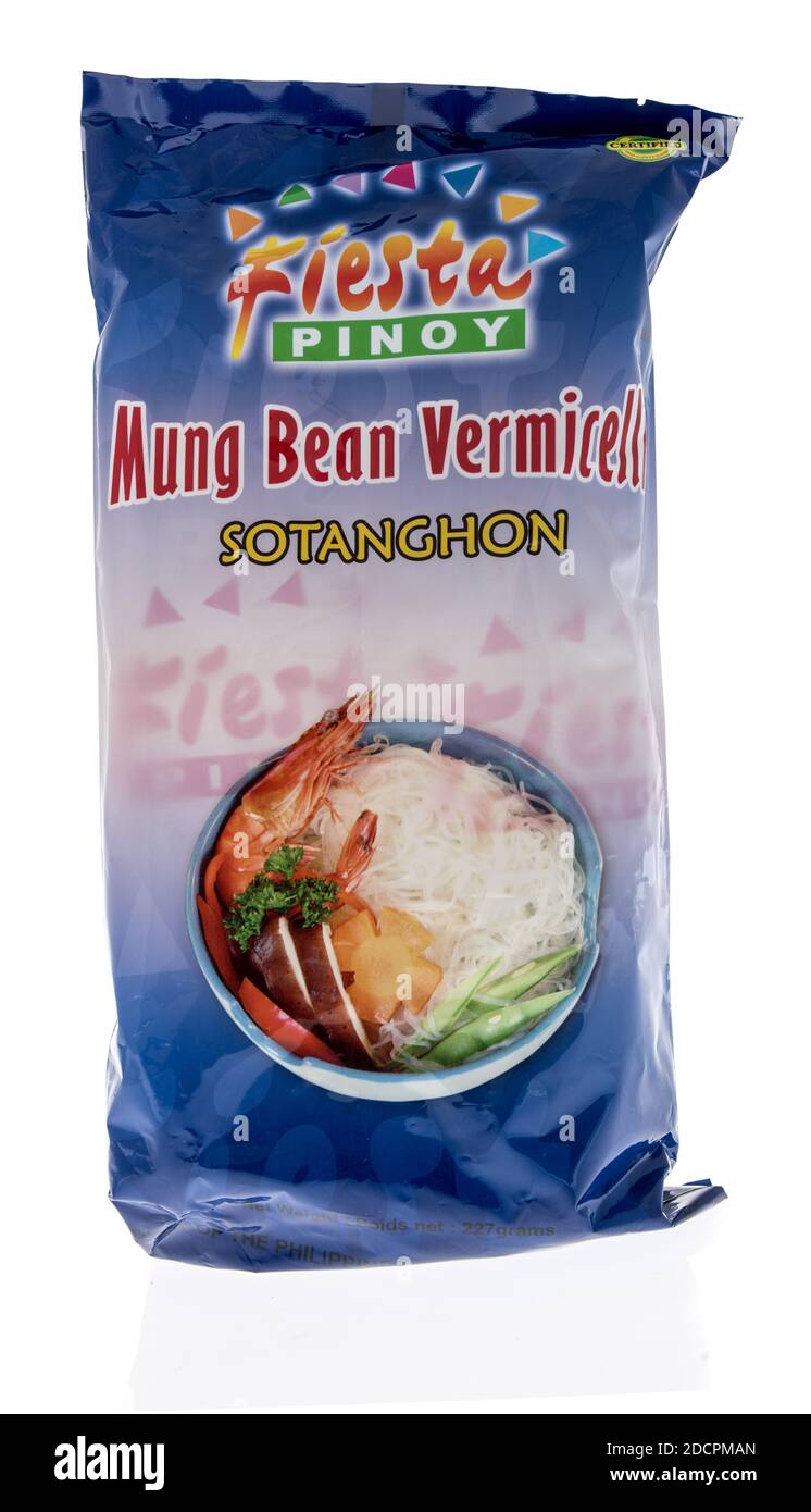 Winneconne, WI -27 Oktober 2020: Ein Paket von Fiesta Pinoy Mung Bean vermicell sotanghon auf einem isolierten Hintergrund. Stockfoto