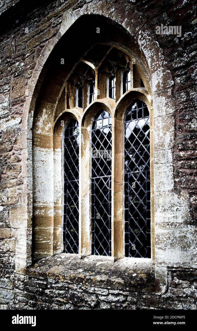 Nahaufnahme von Bleiglasfenstern in Bogenform in der St. Michael & All Angles Church der Klasse II* im Dorf East Coker, England, Großbritannien Stockfoto