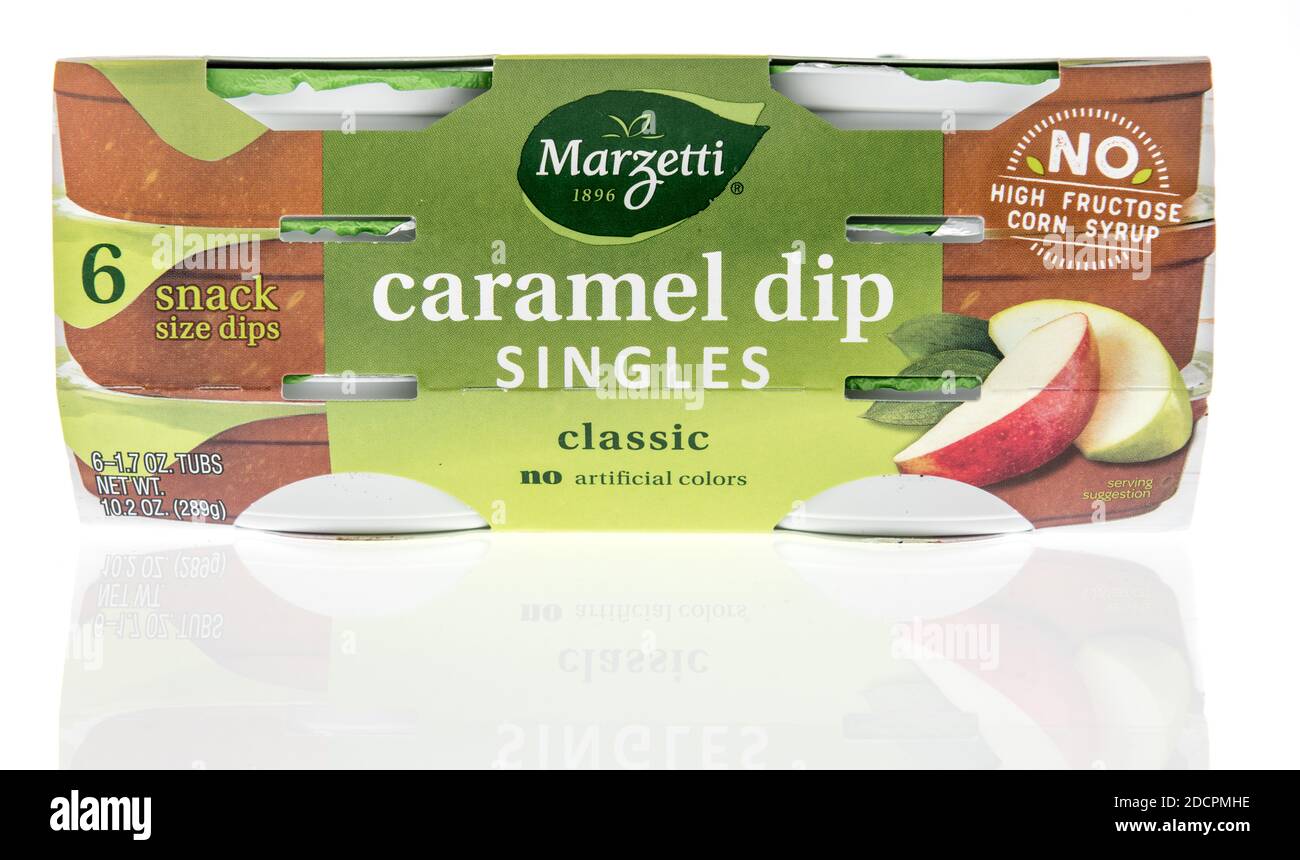 Winneconne, WI -15 November 2020: Ein Paket von Marzetti Karamell Dip Singles auf einem isolierten Hintergrund. Stockfoto