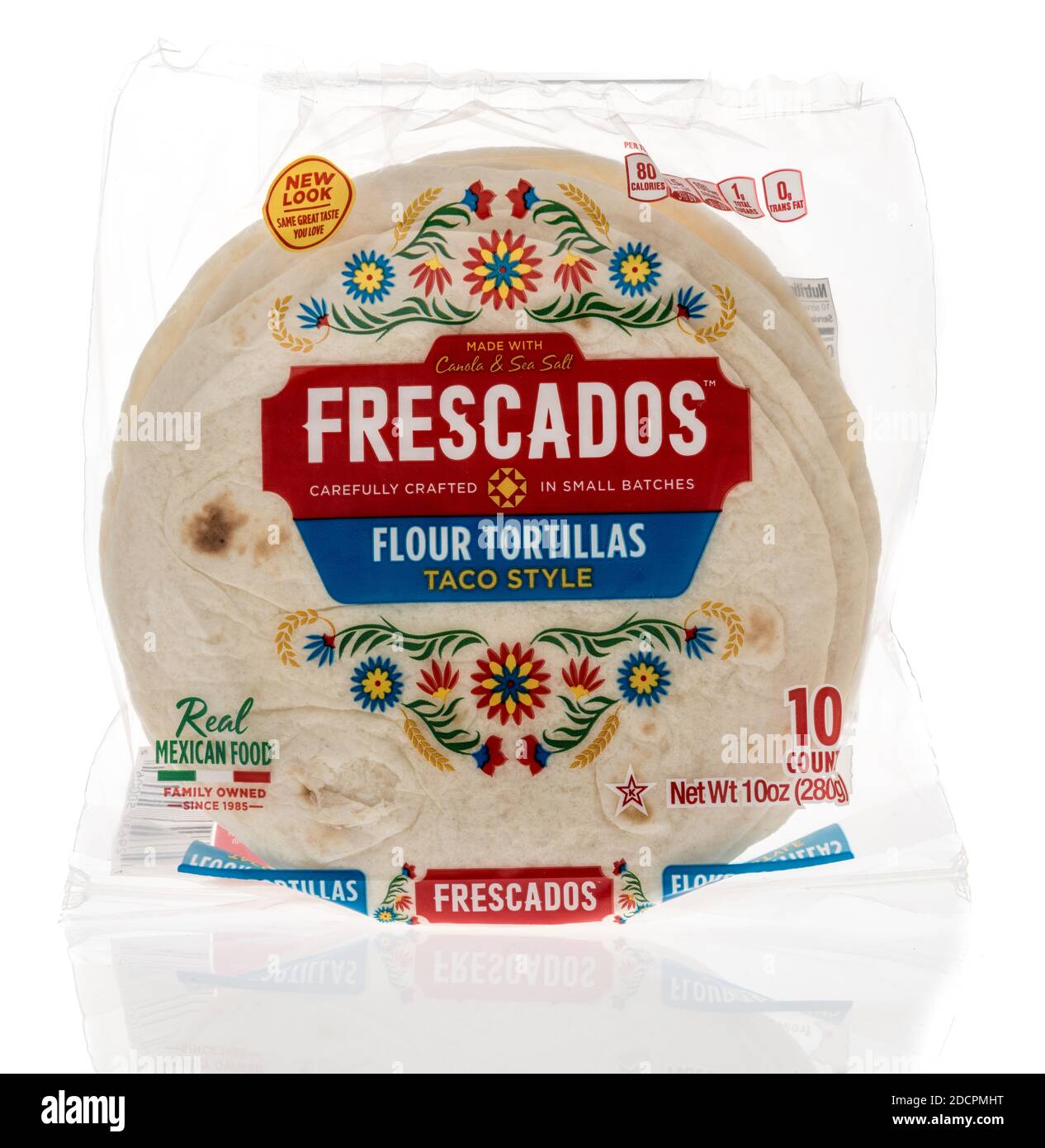 Winneconne, WI -19 November 2020: Ein Paket von Frescados Mehl Torillas Taco-Stil auf einem isolierten Hintergrund. Stockfoto