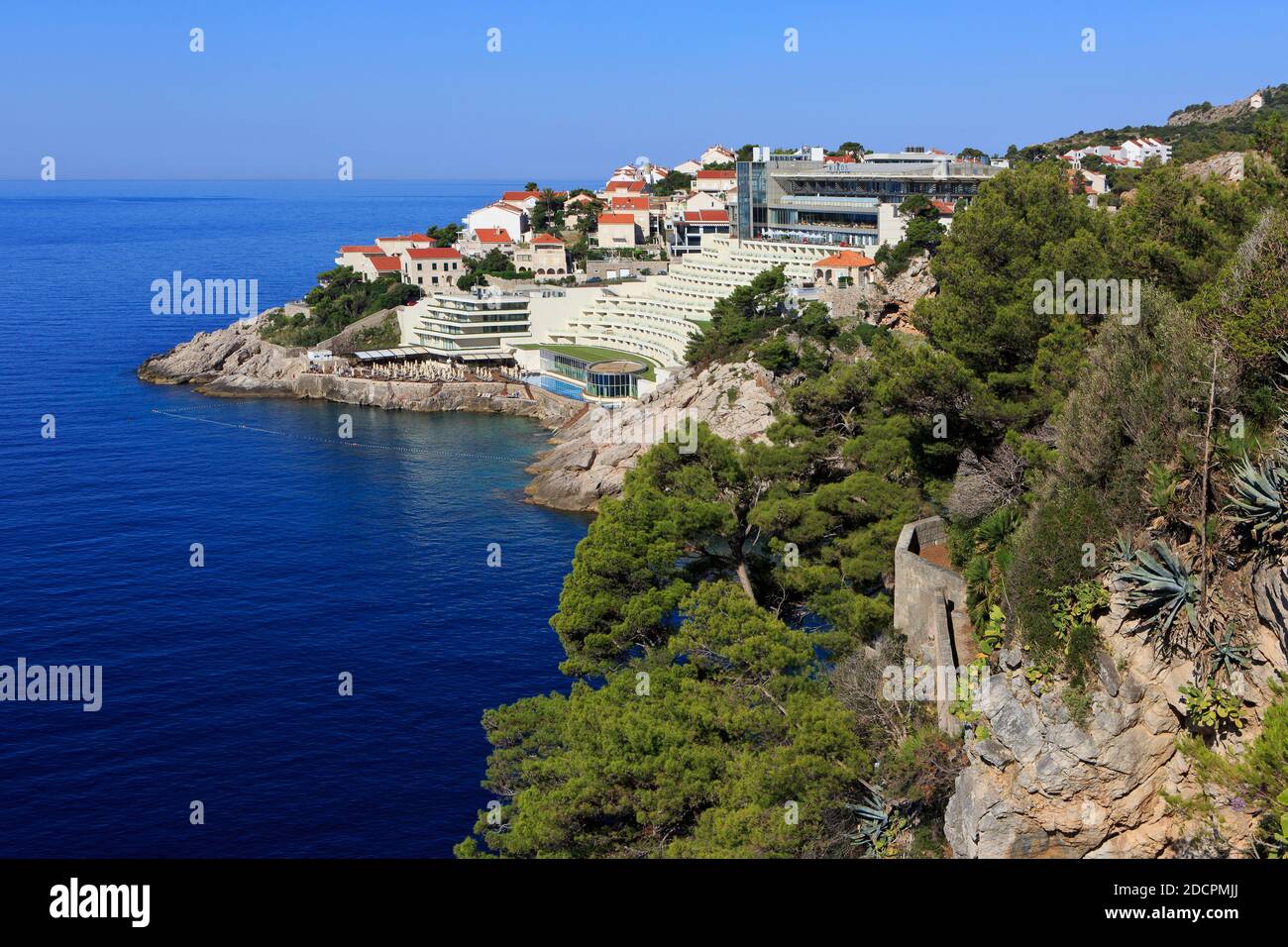 Panoramablick über das 5 Sterne Boutique Hotel Bellevue und den Strand an der Miramare Bucht in Dubrovnik, Kroatien Stockfoto