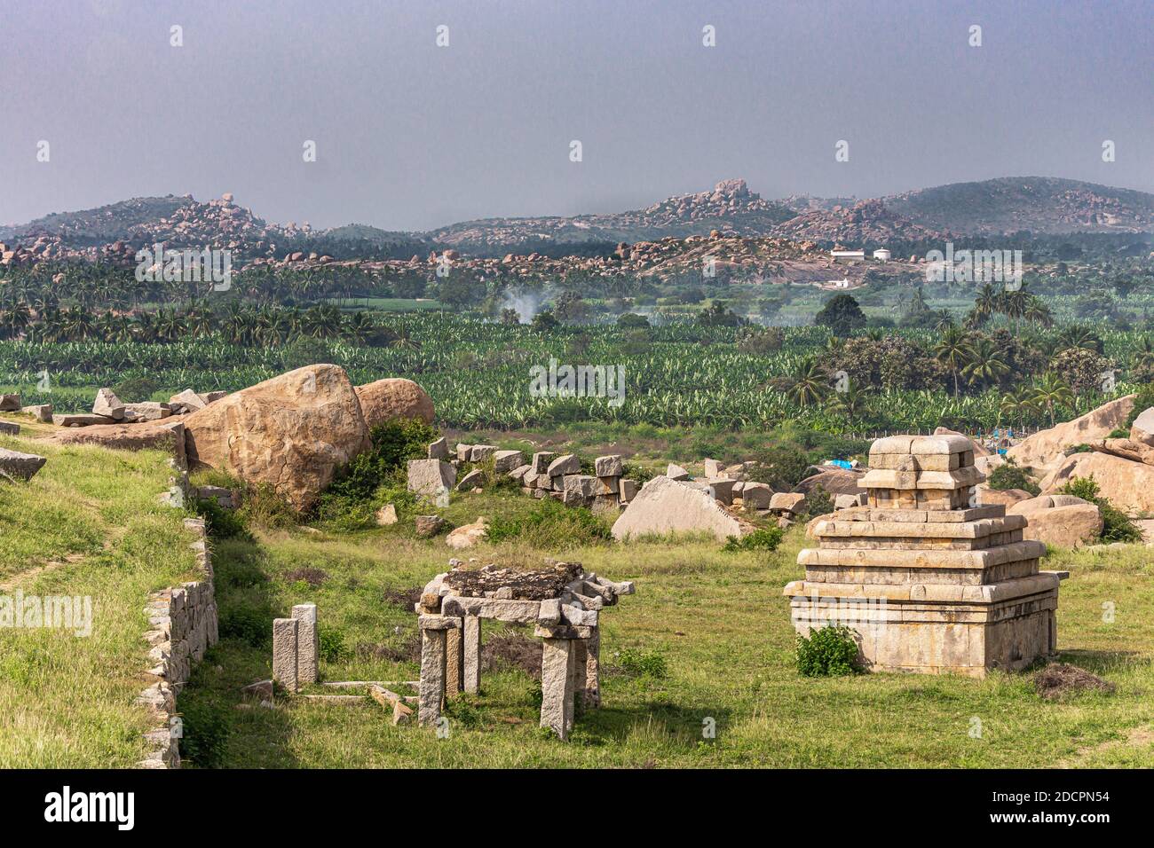 Hampi, Karnataka, Indien - 4. November 2013: Sunset Hill aka Hemakatu. Den Hügel hinunter gibt es viele Tempelruinen vor dem reichen landwirtschaftlichen Land, felsigen hil Stockfoto