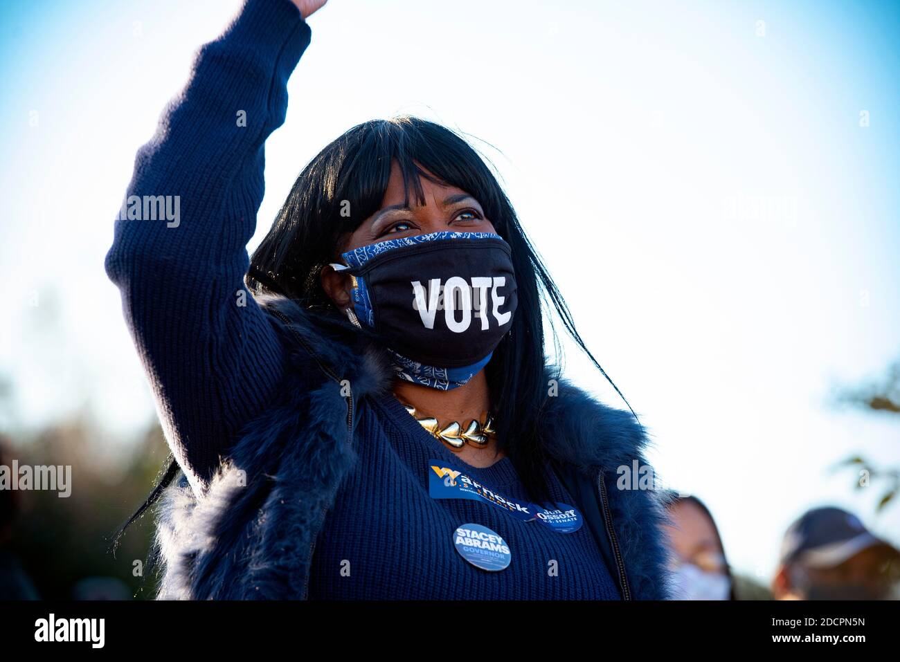 Jonesboro, Georgia, USA. November 2020. Die demokratischen Kandidaten Ostoff und Warnock-Mitarbeiter jubeln bei einer kleinen Kundgebung im Clayton County, Georgia, wo die Mehrheit der schwarzen Einwohner ist. Ossopf steht dem amtierenden republikanischen Senator Perdue in einer Sonderwahl am 5. Januar 2021 gegenüber. Währenddessen läuft der Demokrat Warnock gegen den republikanischen Amtsinhaber Senator Loeffler. Republikaner brauchen einen Sieg, um ihre Mehrheit im US-Senat zu behalten. Quelle: Robin Rayne/ZUMA Wire/Alamy Live News Stockfoto