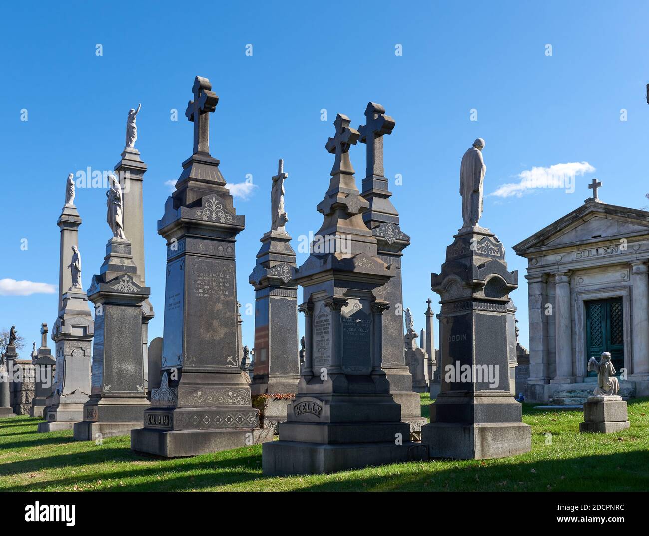 Queens, NY - November 16 2020: Diese hohen Grabmonumente befinden sich im alten Teil des Cavalry Cemetery, der 1848 gegründet wurde. Calvary Friedhof hat die Stockfoto