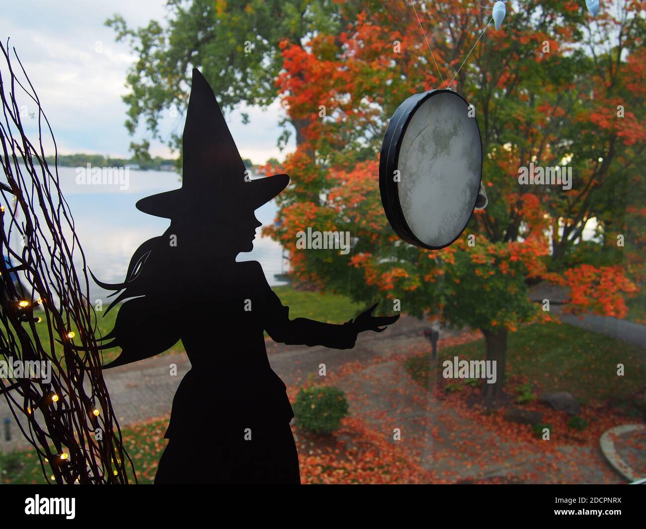 HALLOWEEN HEXE SILHOUETTE FENSTER Stockfoto