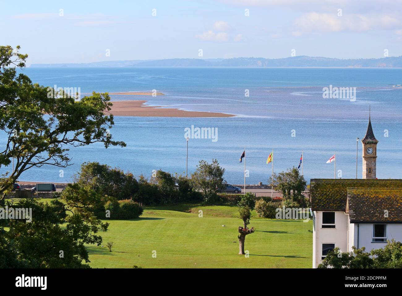 Blick vom Leuchtfeuer auf die Küste von Exmouth, Devon, UK Teil des Imperial Hotel im Vordergrund und dahinter der Uhrenturm. Stockfoto
