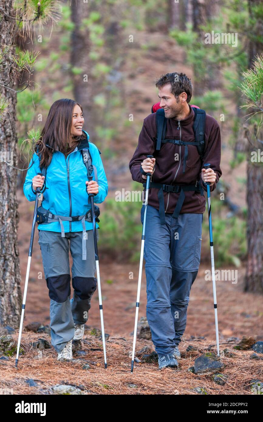 Glückliches Paar Wanderer im Gespräch zusammen auf Outdoor-Natur-Spaziergang. Junge multirassische Menschen wandern im Freien im Wald. Lächelnde asiatische Frau und kaukasischen Mann Stockfoto