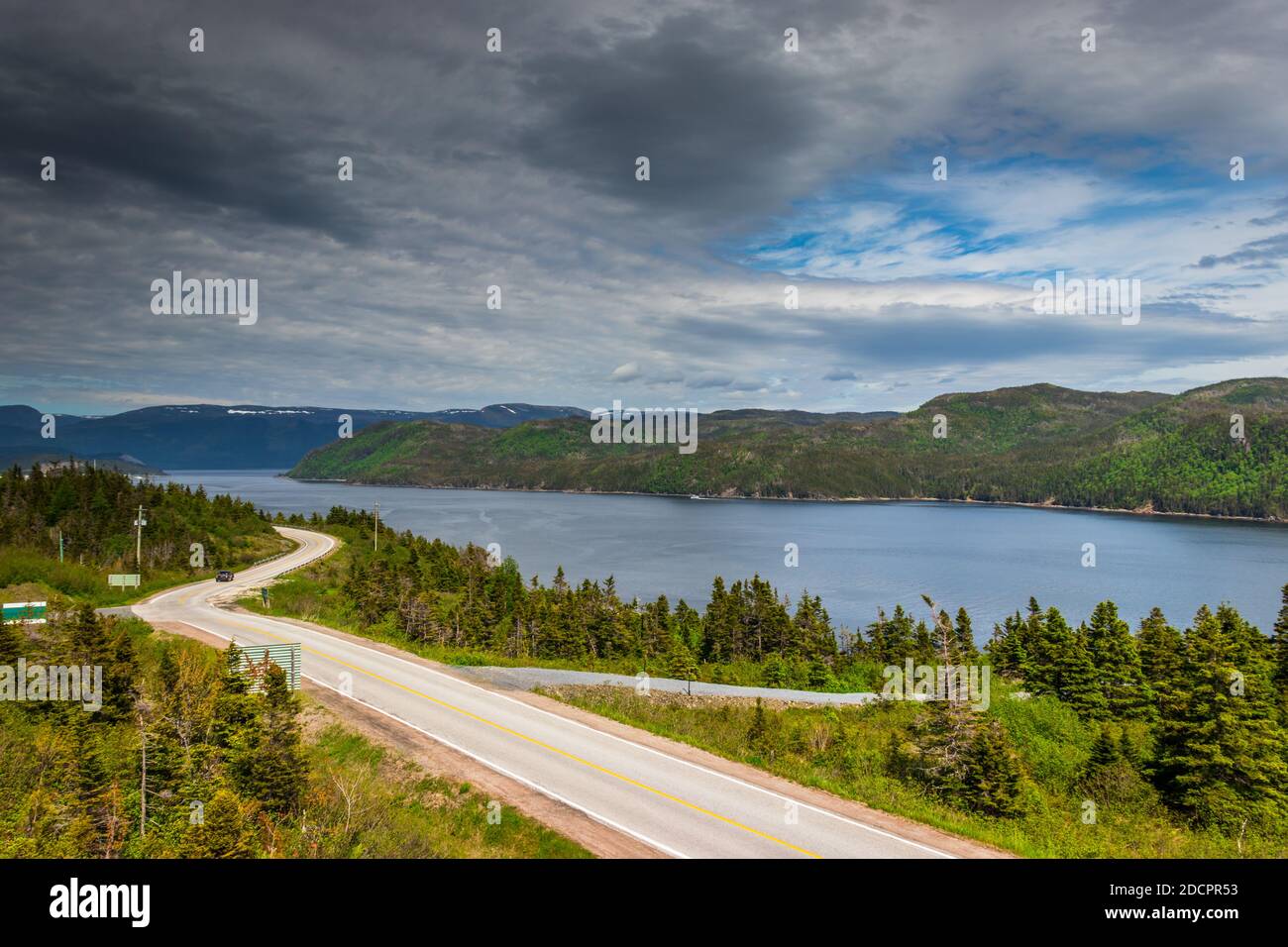 Kurvenreiche Autobahn im Gros Morne National Park, Neufundland, Kanada Stockfoto