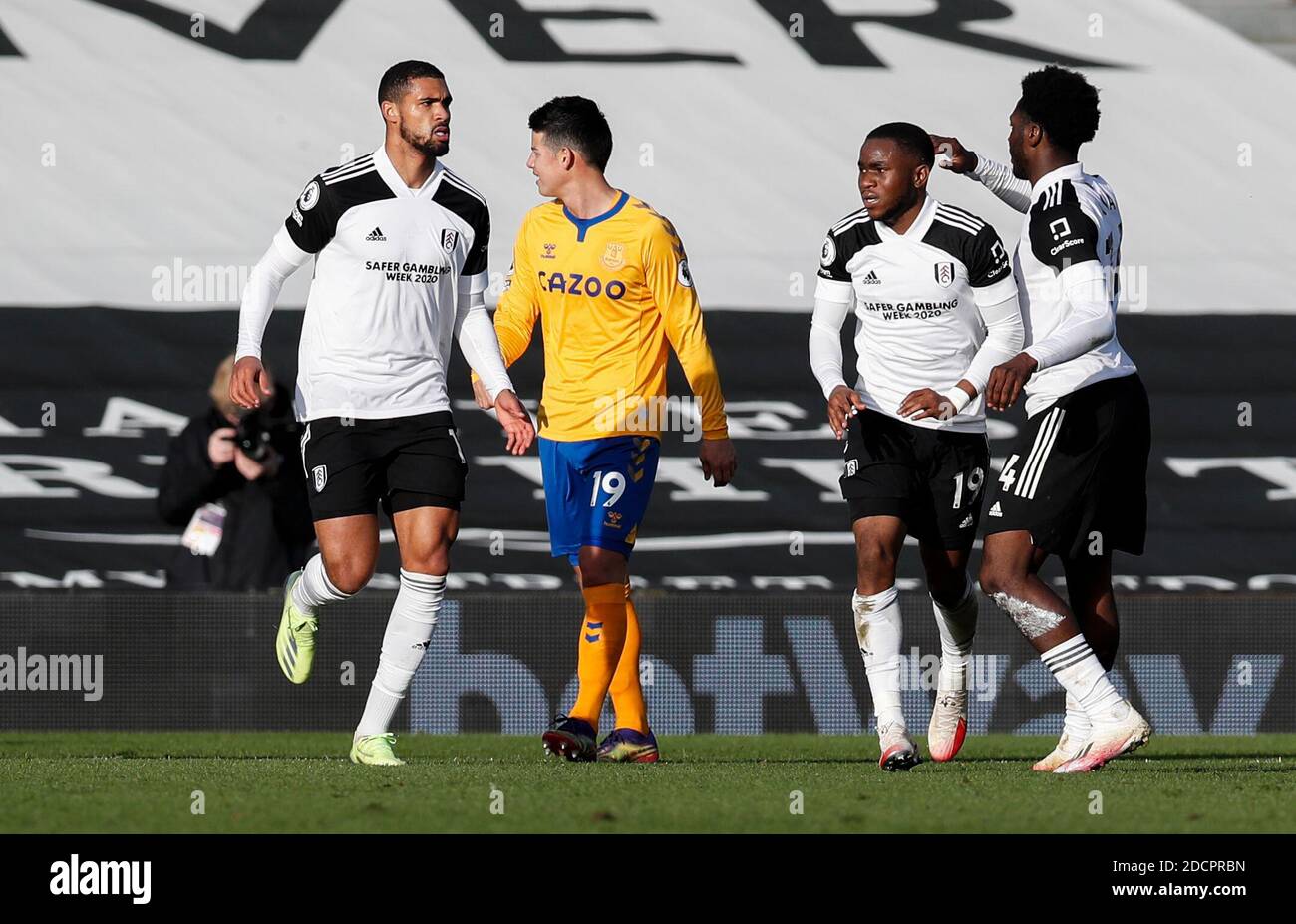 London, Großbritannien. November 2020. Fulhams Ruben Loftus-Cheek (1. L) feiert nach dem Treffer während der englischen Premier League zwischen Fulham und Everton in London, Großbritannien, am 22. November 2020. Quelle: Han Yan/Xinhua/Alamy Live News Stockfoto