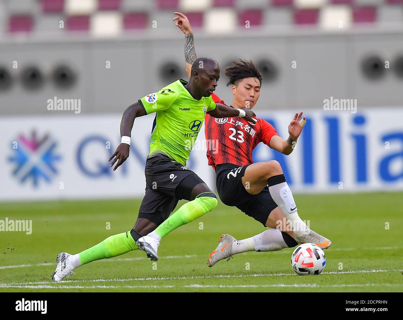 Doha, Katar. November 2020. Fu Huan (R) von Shanghai SIPG vies mit Modou Barrow von Jeonbuk Hyundai Motors während der Gruppe H Spiel zwischen Shanghai SIPG von China und Jeonbuk Hyundai Motors von Südkorea bei der AFC Champions League 2020 in Doha, Hauptstadt von Katar, 22. November 2020. Quelle: Nikku/Xinhua/Alamy Live News Stockfoto