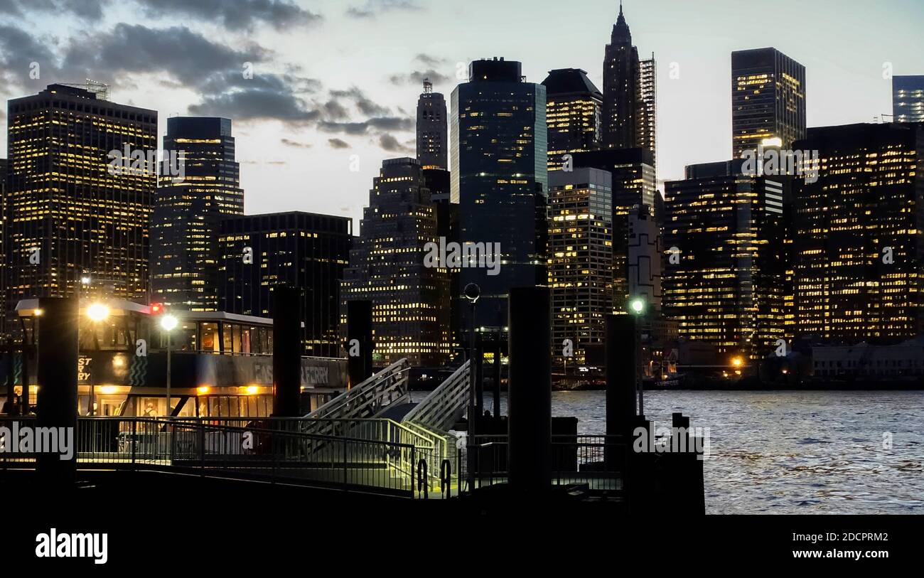 Skyline von Manhattan, NYC in der Abenddämmerung von Brooklyn Stockfoto