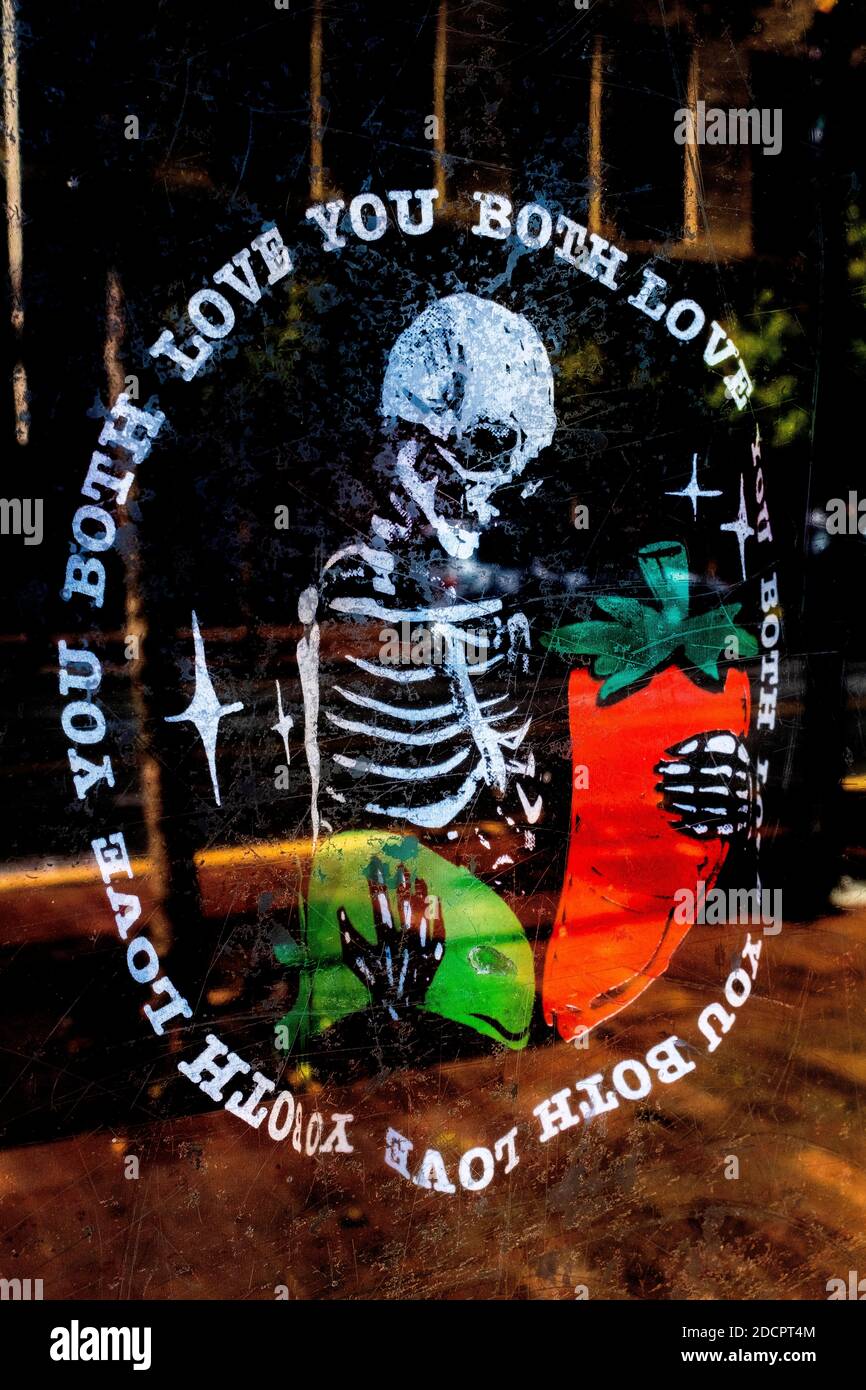 Symbol des Todes, der die Liebe zu roten und grünen Chilischoten auf dem Schaufenster in der Innenstadt von Albuquerque, New Mexico, darstellt Stockfoto