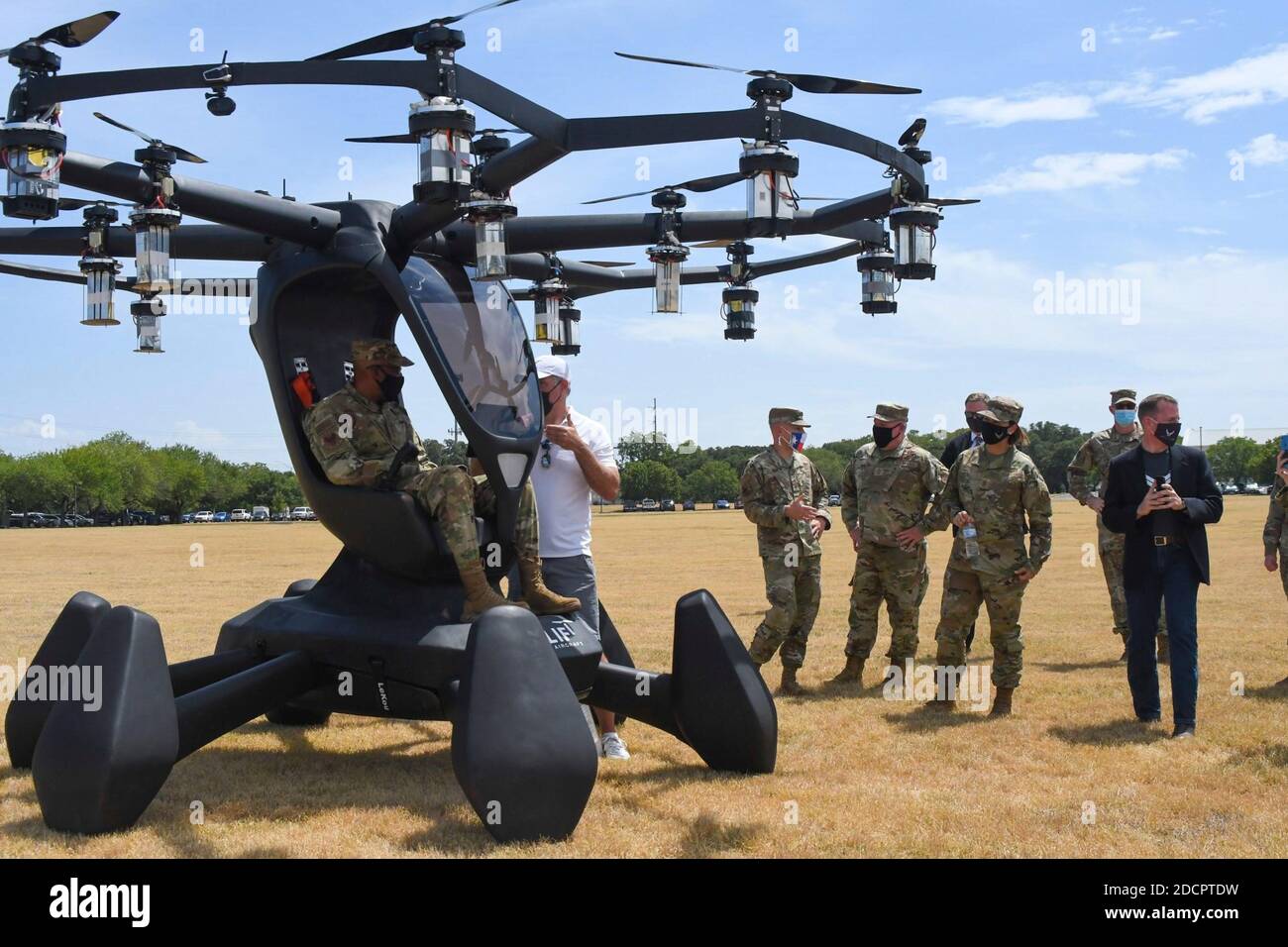 U.S. Air Force Chief of Staff Charles Q. Brown, Jr., sitzt im Cockpit von Hexa, einem elektrischen vertikalen Start- und Landeflugzeug, während Matt Chasen, CEO VON AUFZUGSFLUGZEUGEN, während einer Flugdemo im Camp Mabry am 20. August 2020 in Austin, Texas, über die Funktionen von Flugzeugen spricht. Stockfoto