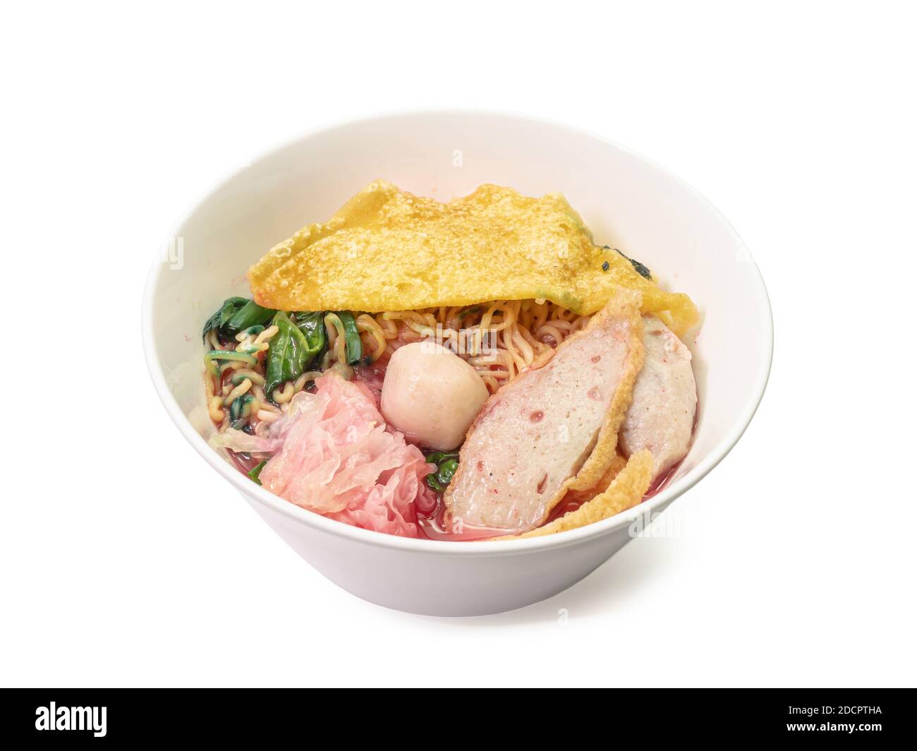 Die Nahaufnahme von Thai Yen Ta Fo rosa Nudelsuppe Mittagessen Essen auf weißem Hintergrund, traditionelle süß-sauer Nudelsuppe aus Thailand. Stockfoto