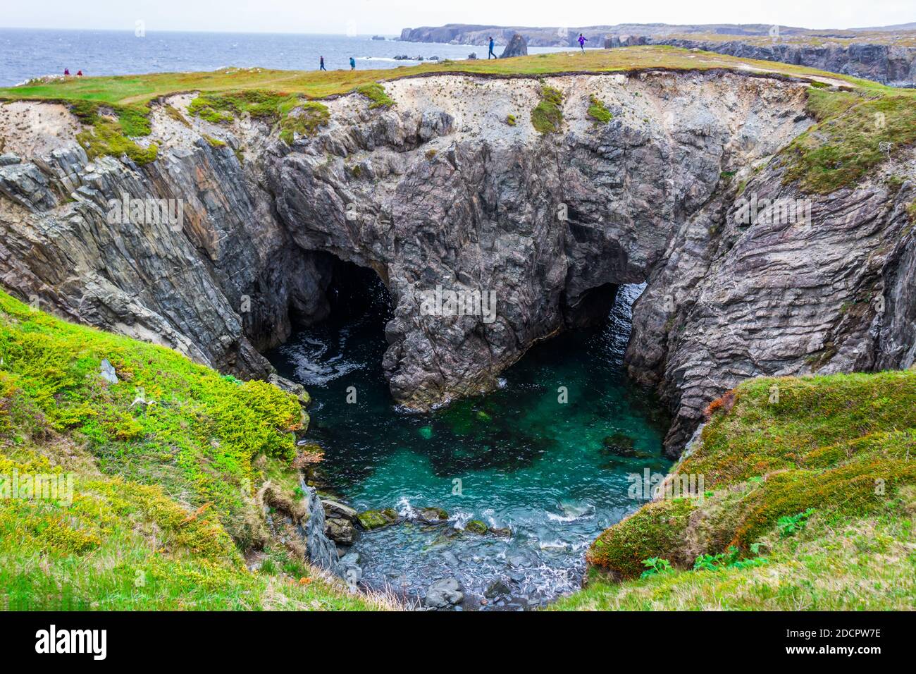 Unbekannte Dungeon-Höhle am Meer - Bonavista, Neufundland, Kanada. Szenen aus Bonavista, Neufundland Stockfoto
