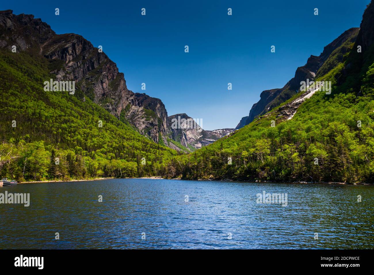 Eisschmelze und die Berge im West Brook Pond, Gros Morne National Park, Neufundland. Szenen aus dem Gros Morne National Park, Neufundland Stockfoto