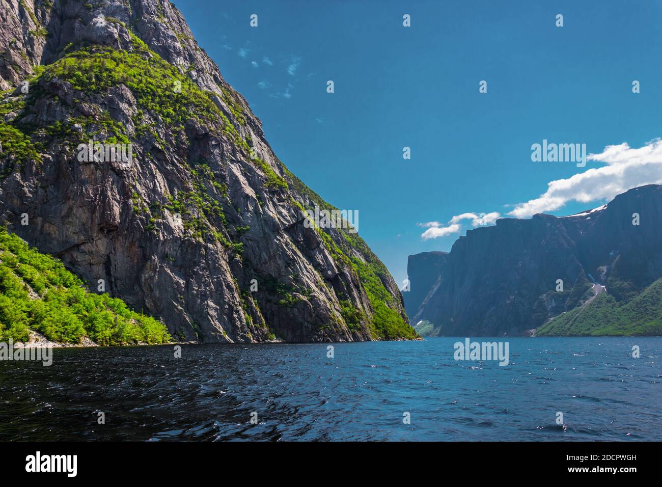 Steile Hügel küssen das kalte Wasser des West Brook Teich. Szenen aus dem Gros Morne National Park, Neufundland Stockfoto