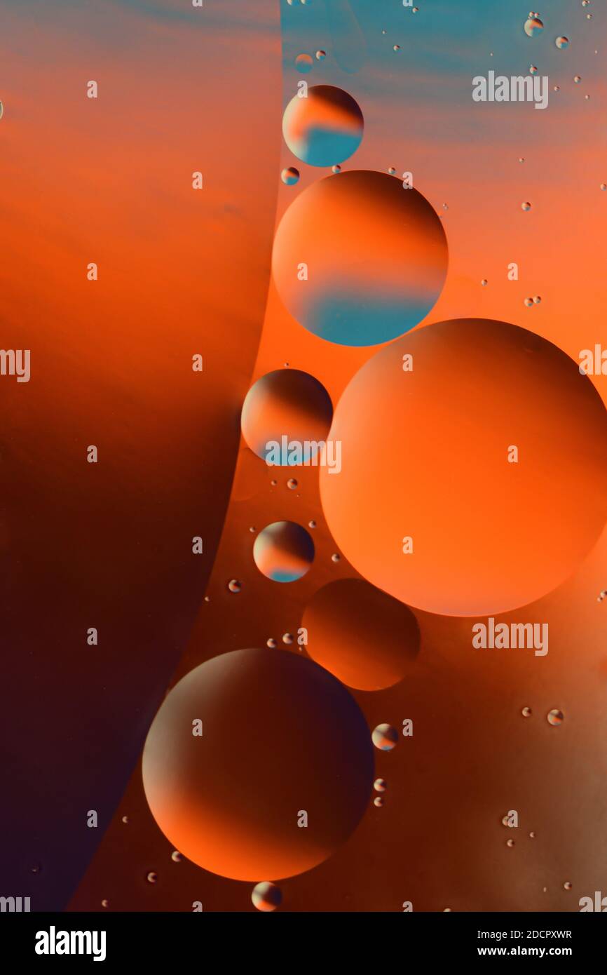 Ölblasen schweben auf Wasser und machen eine magische Farbenfrohe Abstraktion Stockfoto