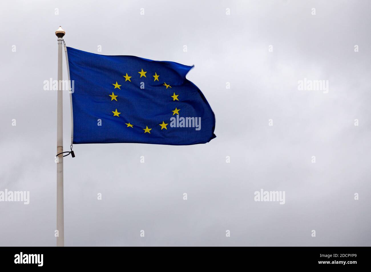 eu-Flagge mit verstörendem grauen Himmel Stockfoto