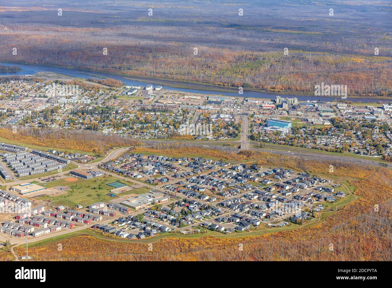 Luftaufnahme von Fort McMurray in Alberta Kanada mit Abasand Heights und Hangingstone Platz im Vordergrund. Stockfoto