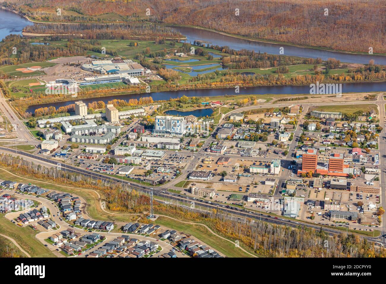 Luftaufnahme der Innenstadt von Fort McMurray, Alberta Kanada mit MacDonald Island Park im Hintergrund. Stockfoto