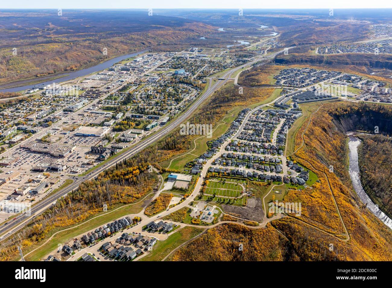 Luftaufnahme der Innenstadt und der unteren Stadt in Fort McMurray, Alberta, Kanada, einschließlich Wohnanlagen auf dem Hügel. Stockfoto