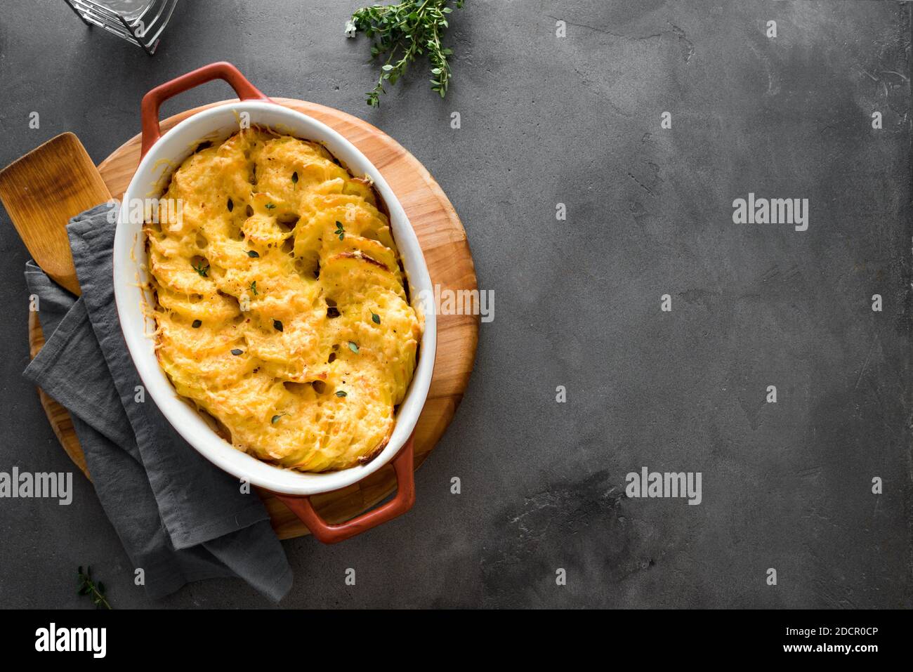 Kartoffelgratin. Frisch gebackene kitschige Kartoffelauflauf auf dunklem Tisch, Draufsicht, Kopierraum. Stockfoto