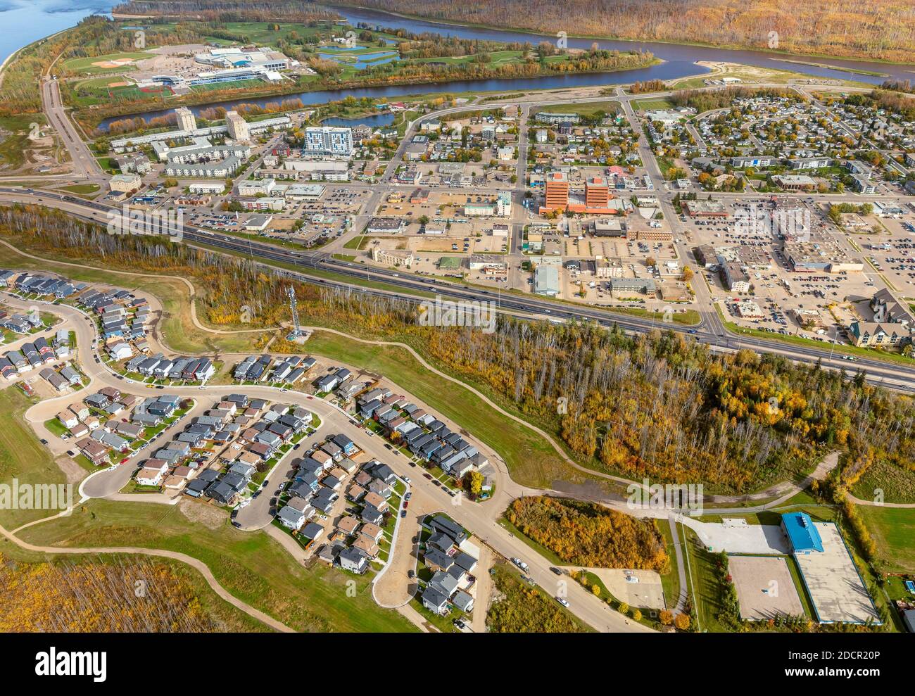 Luftaufnahme der Innenstadt von Fort McMurray, Alberta Kanada mit MacDonald Island Park im Hintergrund und Hilltop Estates Wohngebiet im Vordergrund Stockfoto