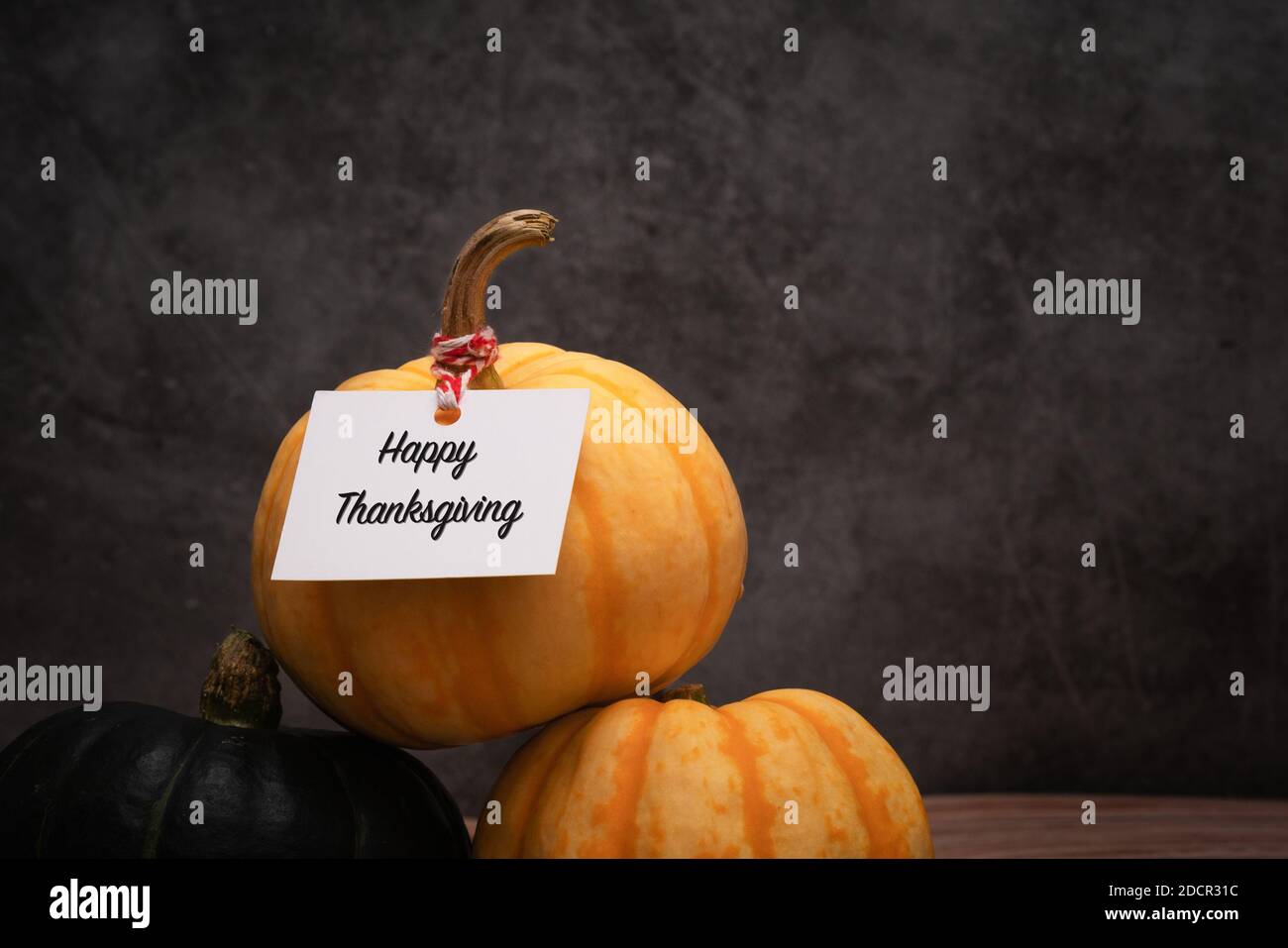 Happy Thanksgiving Tag Kurbisse Und Herbst Wohnkultur Mit Rustikalen Holz Hintergrund Stockfotografie Alamy
