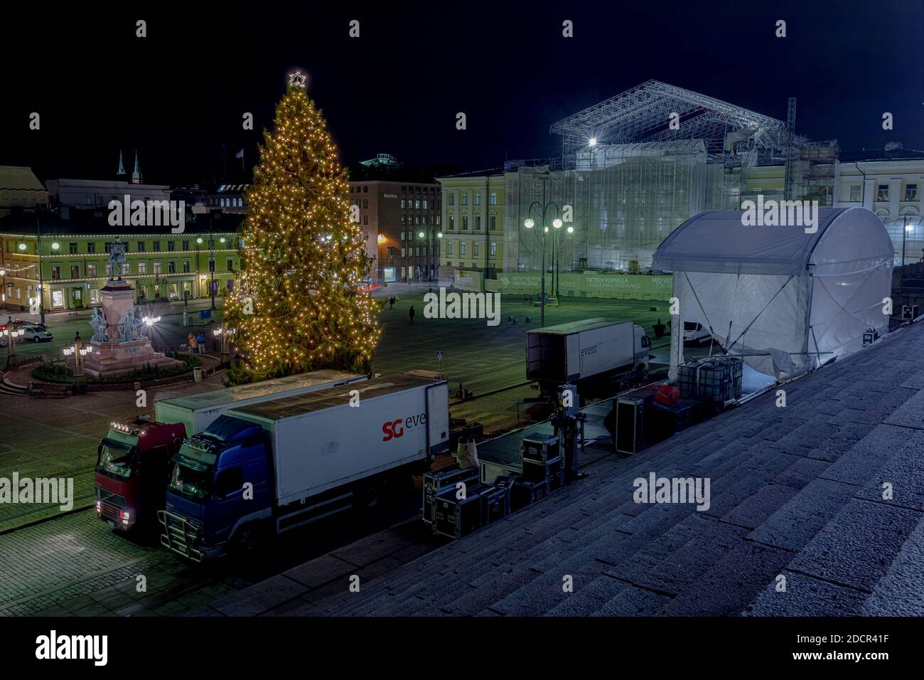 Helsinki, Finnland 22. November 2020 Senatsplatz, ein Weihnachtsbaum steht auf dem zentralen Platz. Nachtaufnahmen. Hochwertige Fotos Stockfoto
