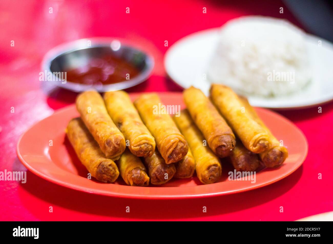 Eine Portion knusprige Lumpia in Misamis, dem westlichen Teil der Philippinen Stockfoto