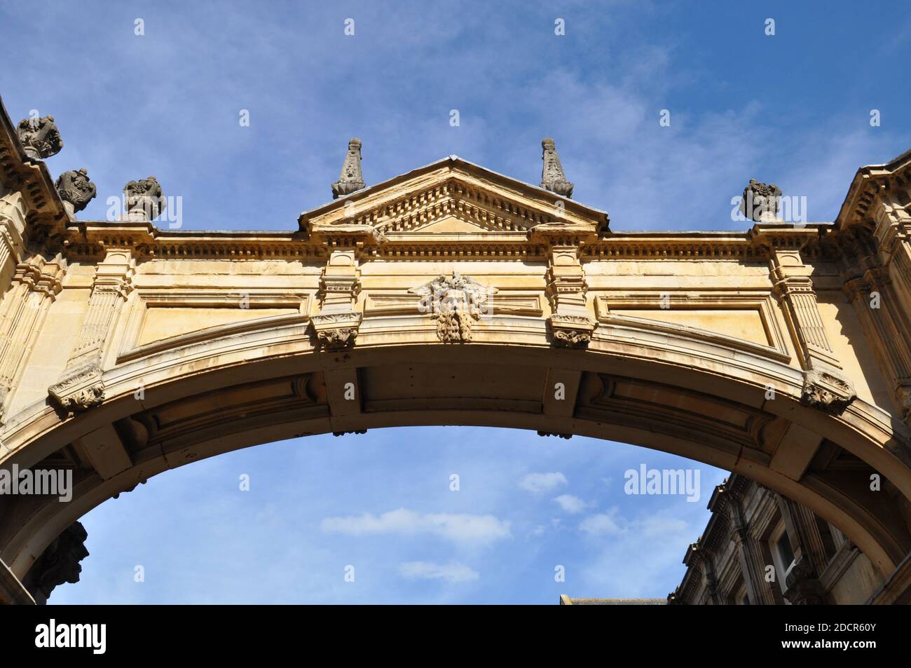 Eine verzierte Steinbrücke im historischen englischen Kurort Bath mit Verzierungen im römischen Stil und Flachreliefs. Stockfoto