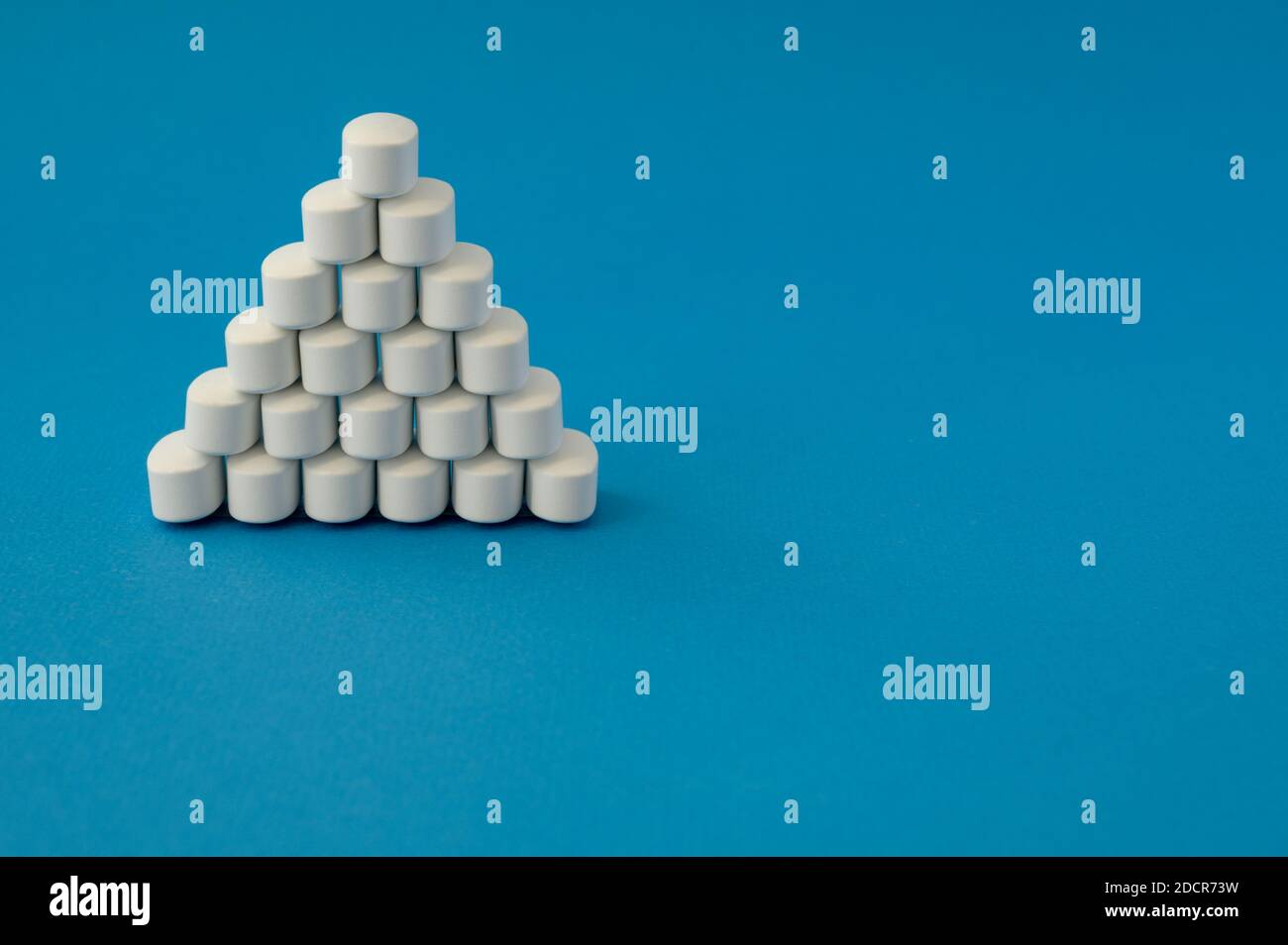 Mehrere weiße Tafeln auf blauer Oberfläche mit Kopierplatz Stockfoto