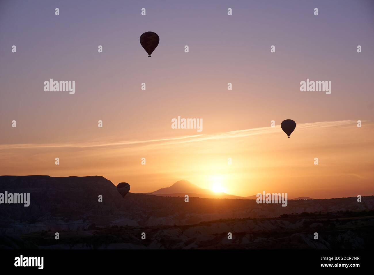 Heißluftballons bei Sonnenuntergang in Kappadokien, Türkei Stockfoto
