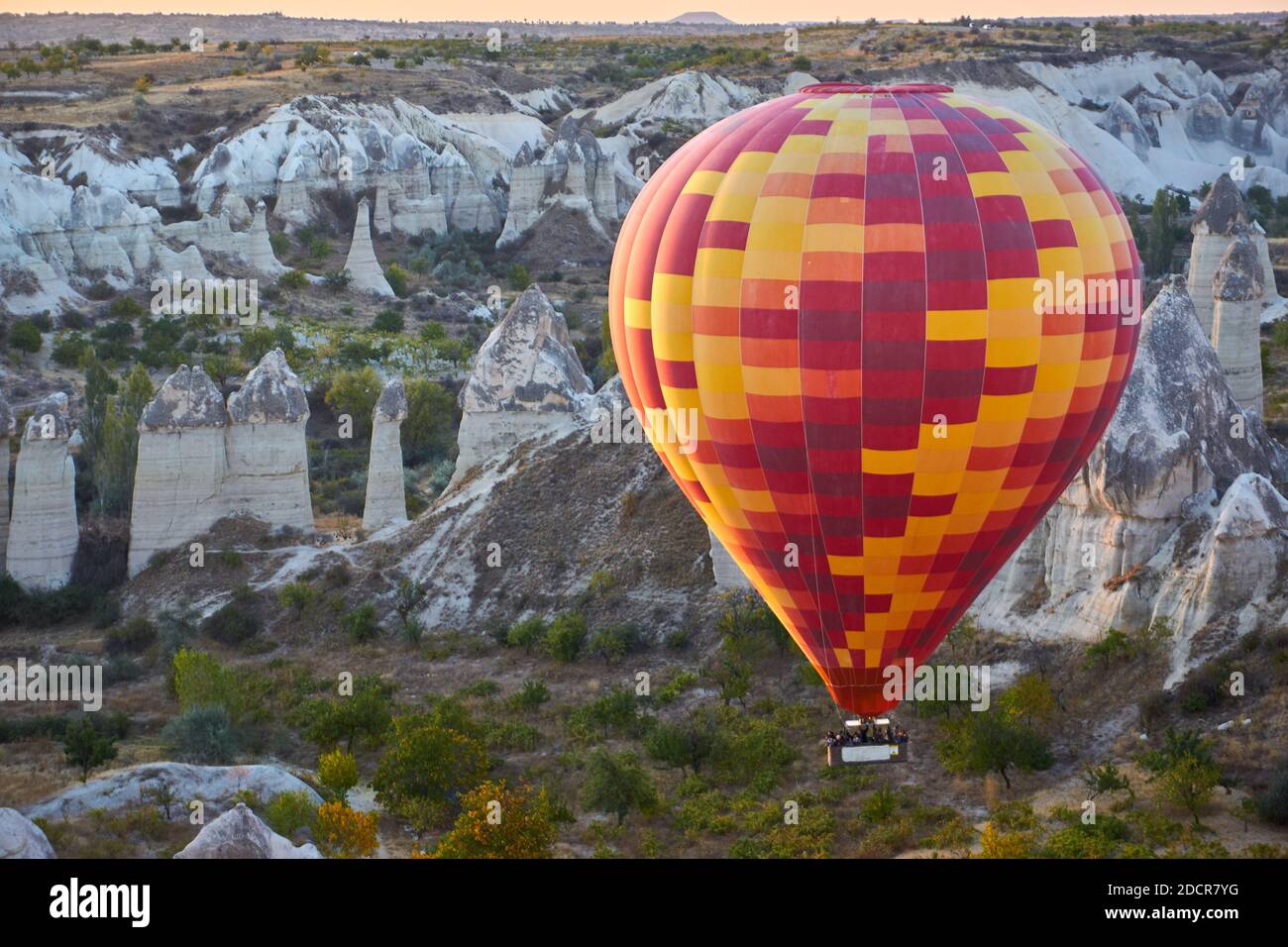Heißluftballons bei Sonnenaufgang in Kappadokien, Türkei Stockfoto