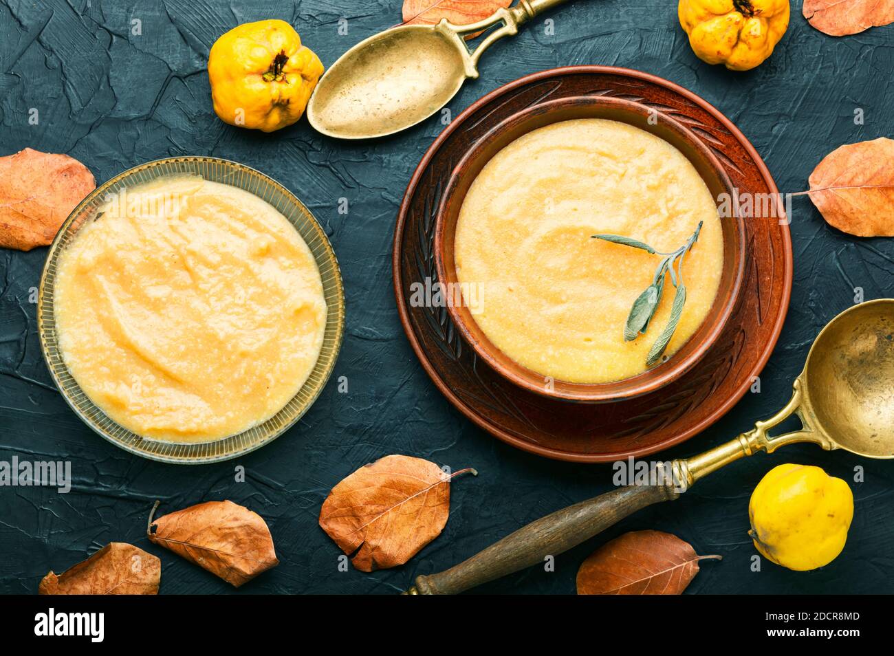 Quitten-Püree oder Sahnesuppe.Herbstsuppe mit Früchten Stockfoto