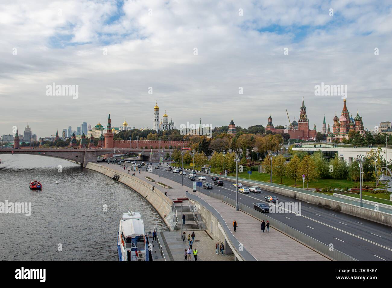 MOSKAU, RUSSLAND - 18. NOVEMBER 2020: Panorama des Moskauer Kremls. Kremlin Uhrturm auf dem Roten Platz in Moskau, Russland. St. Basil's Cathedral auf der Stockfoto