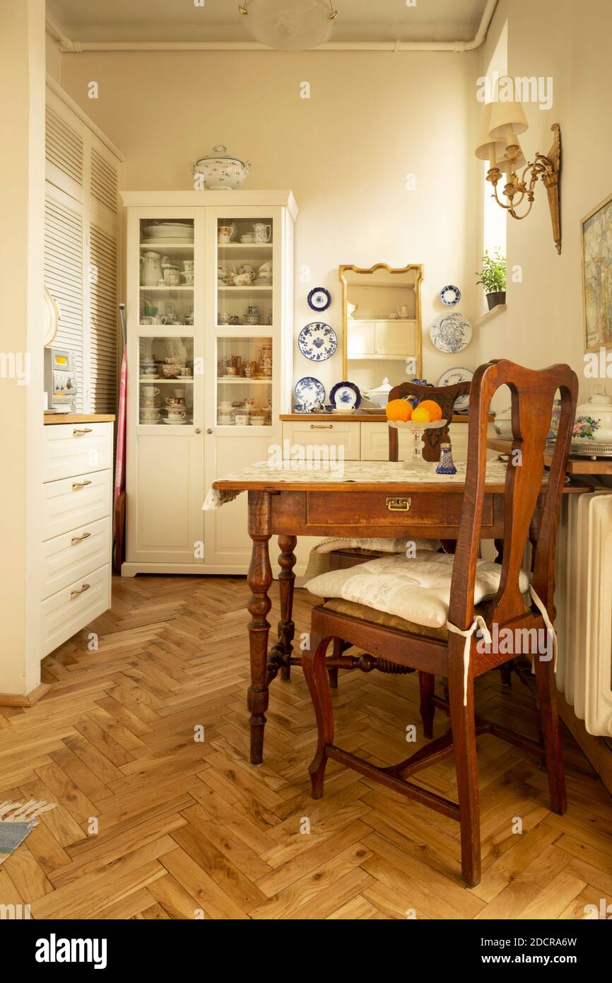 Weiße rustikale Küche im alten Haus Stockfoto