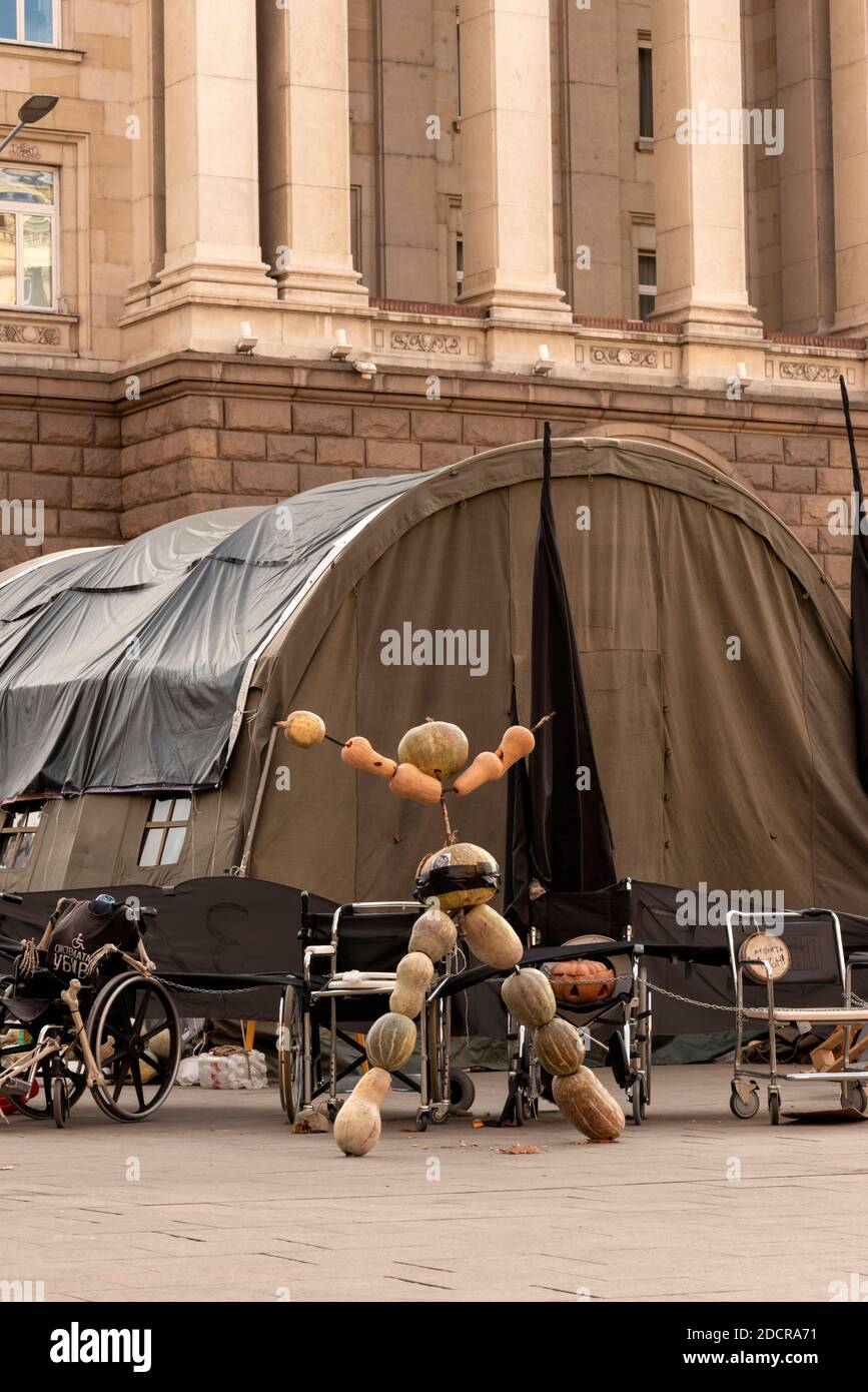 Ständiges großes Militärzelt vor der Nationalversammlung in Sofia Bulgarien als regierungsfeindlicher friedlicher Protest gegen Korruption, Balkan, EU Stockfoto