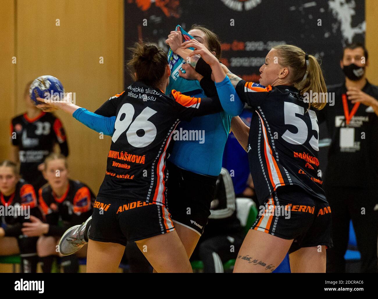 Most Tschechische Republik November 2020 L R Veronika Mikulaskova Most Rita Lakatos Vaci Und Petra Manakova Most In Aktion Wahrend Des Banik Most Gegen Vaci Nkse Spiels Der Frauen Handball Europe League Qualifier