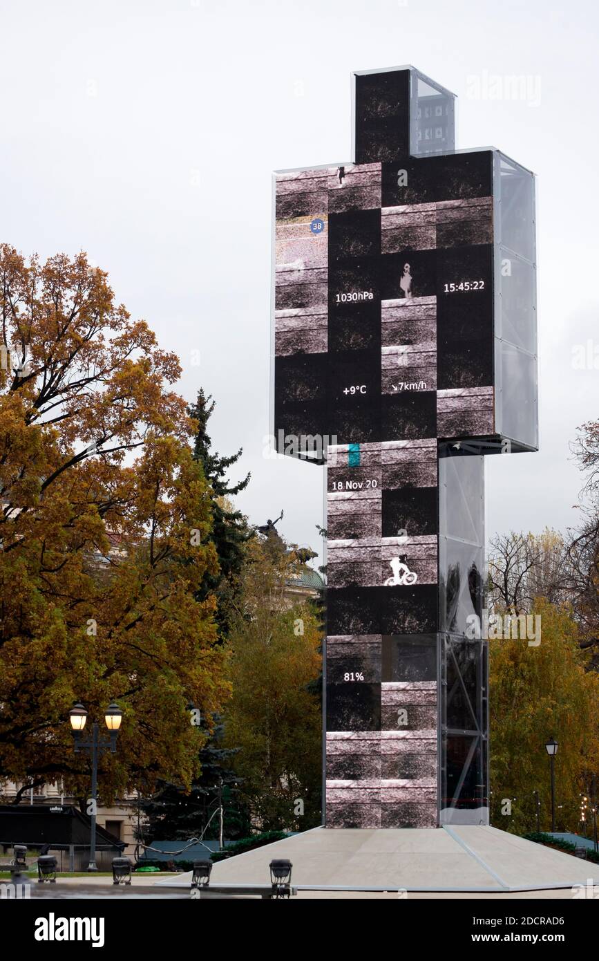 'One man' interaktive Hightech-Installation, die dynamische virtuelle Inhalte als zeigt Temporäres digitales Kunstprojekt in der Innenstadt von Sofia Bulgarien Osteuropa Stockfoto