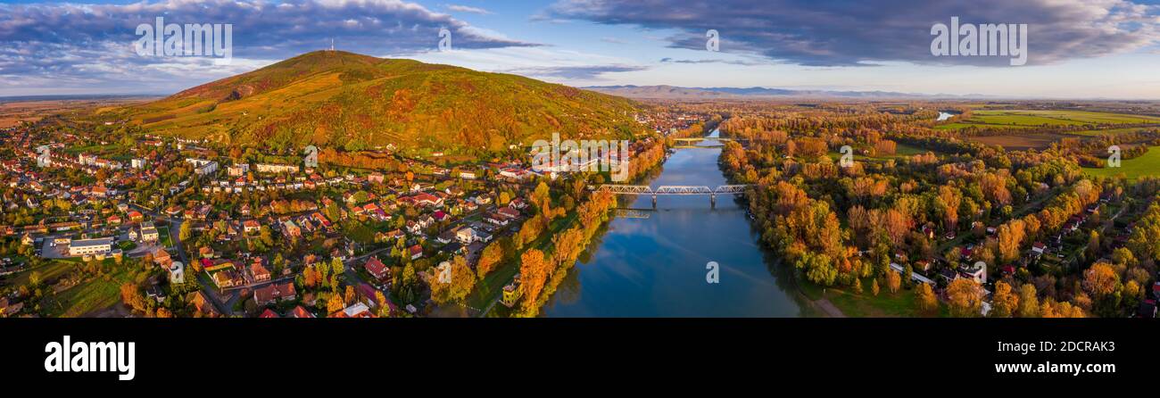 Tokaj, Ungarn - Ultra breite Luftpanorama der kleinen Stadt Tokaj mit goldenen Weinbergen auf den Hügeln der Weinregion an einem warmen sonnigen Herbst Stockfoto