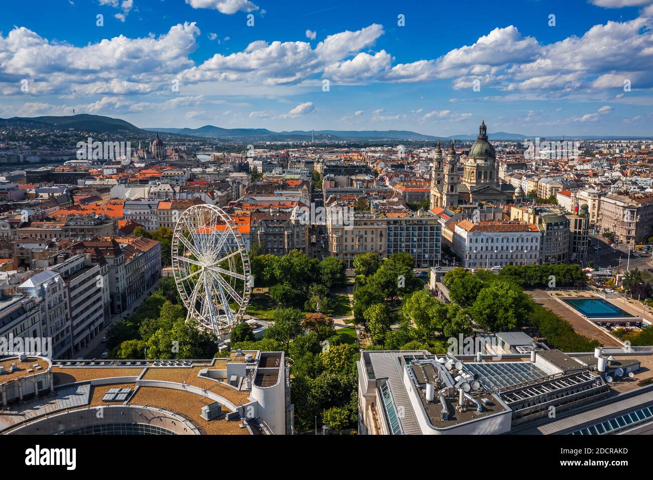 Budapest, Ungarn - Luftdrohne Blick auf die Innenstadt von Budapest an einem sonnigen Sommertag. Diese Ansicht umfasst Elisabeth Platz mit Riesenrad, St. St. Stockfoto