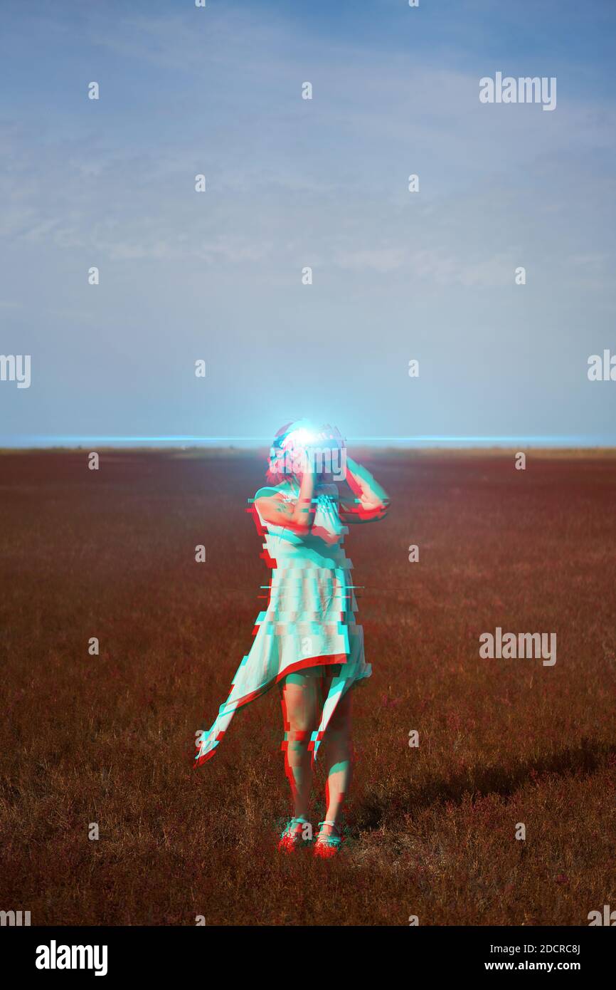 Frau geht in die virtuelle Realität mit Virtual-Reality-Headset. Bild mit Glitch-Effekt. Stockfoto