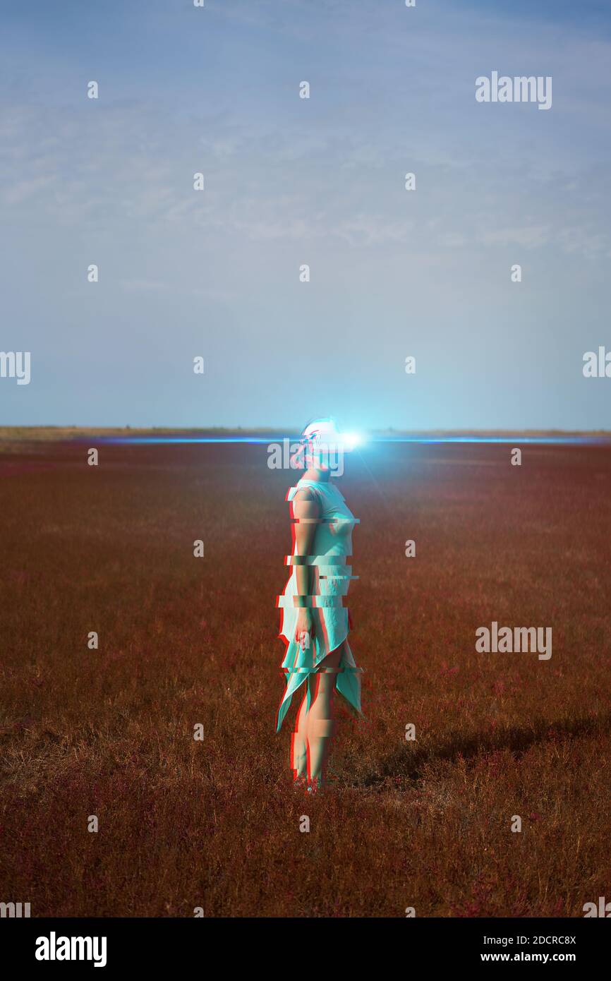 Frau geht in die virtuelle Realität mit Virtual-Reality-Headset. Bild mit Glitch-Effekt. Stockfoto