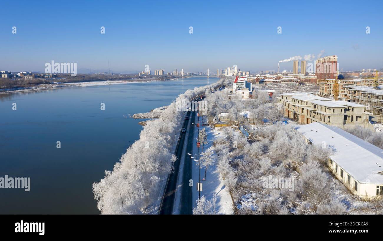 Songhuajiang, Songhuajiang, China. November 2020. Jilin, CHINA-23. November 2020, Jilin, Jilin songhua River Bank Ashe Nebelsong Corridor erschien das erste gute Nebelsong in diesem Winter, der kalte Fluss Schnee Liu weiß mit anmutigen rime Landschaft bedeckt zog Menschen zu fotografieren. Quelle: SIPA Asia/ZUMA Wire/Alamy Live News Stockfoto