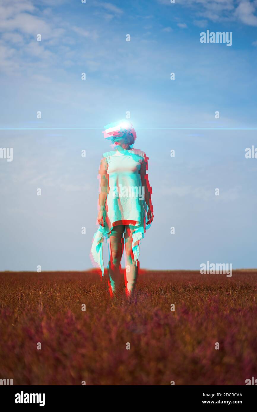 Frau geht in die virtuelle Realität mit Virtual-Reality-Headset. Bild mit Glitch-Effekt. Stockfoto