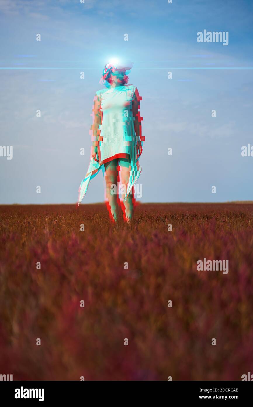 Frau geht in die virtuelle Realität mit Virtual-Reality-Headset. Bild mit Glitch-Effekt. Stockfoto