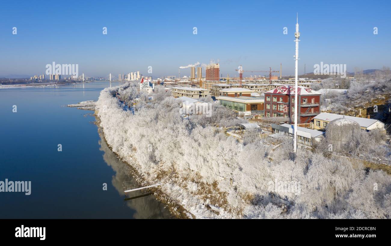 Songhuajiang, Songhuajiang, China. November 2020. Jilin, CHINA-23. November 2020, Jilin, Jilin songhua River Bank Ashe Nebelsong Corridor erschien das erste gute Nebelsong in diesem Winter, der kalte Fluss Schnee Liu weiß mit anmutigen rime Landschaft bedeckt zog Menschen zu fotografieren. Quelle: SIPA Asia/ZUMA Wire/Alamy Live News Stockfoto