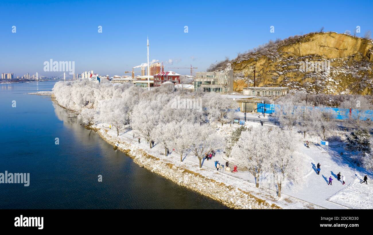 Songhuajiang, Songhuajiang, China. November 2020. Jilin, CHINA-23. November 2020, Jilin, Jilin songhua River Bank Ashe Nebelsong Corridor erschien das erste gute Nebelsong in diesem Winter, der kalte Fluss Schnee Liu weiß mit anmutigen rime Landschaft bedeckt zog Menschen zu fotografieren. Quelle: SIPA Asia/ZUMA Wire/Alamy Live News Stockfoto